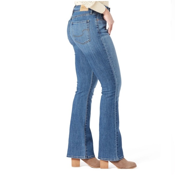 Signature by Levi Strauss Women's Boot Cut Jeans - Medium Blue - Picture 2 of 9
